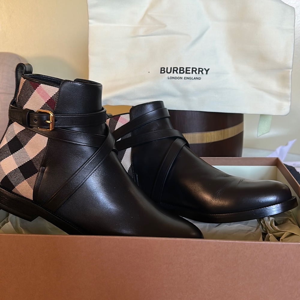 Beautiful Burberry boots 🖤